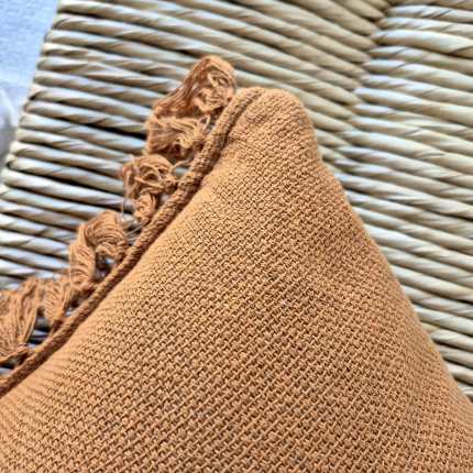 Capa de almofada decorativa bege caramelo com franjas artesanal 45x45