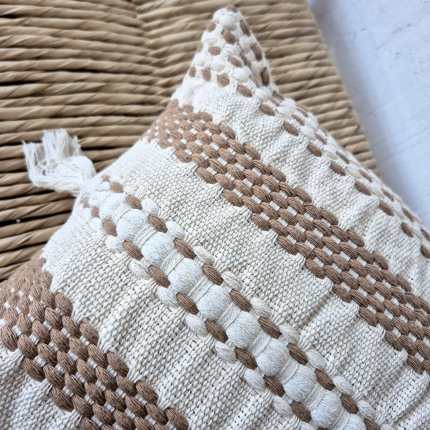 Almofada retangular decorativa bege BOHO artesanal 45×30