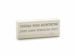 Bloquinho decorativo com frase Coisas boas acontecem para quem trabalha duro