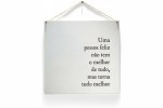 Quadro com frase branco de madeira Uma pessoa feliz