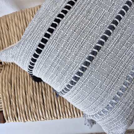 Capa de almofada decorativa cinza e preto com pompom Serra BOHO 45x45