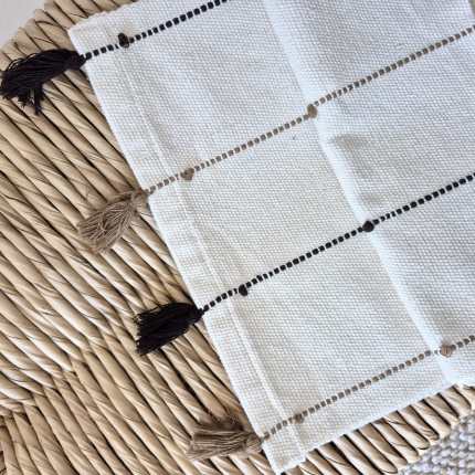 Caminho de mesa 2m marrom com pompom artesanal Boho Chic