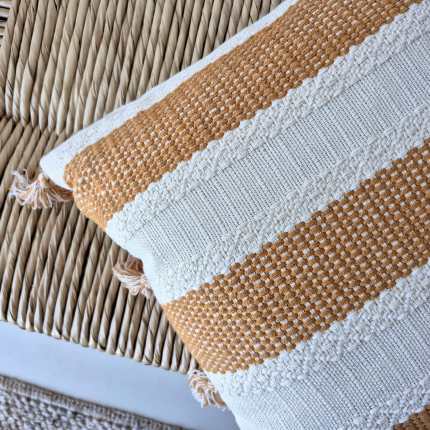 Capa de almofada decorativa amarelo mostarda Capitólio com pompom 45x45 artesanato mineiro