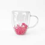 Caneca de vidro com flor rosa desidratada parede dupla